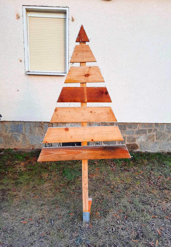 20 créations en palettes pour votre jardin! Laissez - Aus Paletten gefertigter beleuchteter Weihnachtsbaum.
