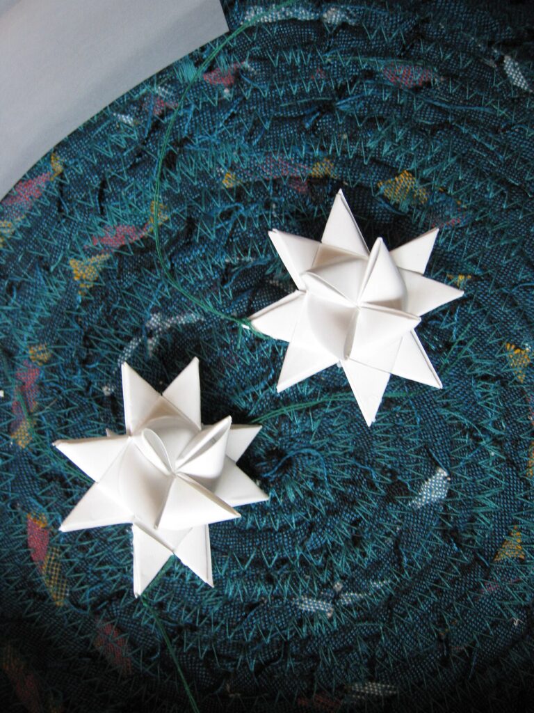 Décorations de Noël écologiques - German Paper Stars also known as Fröbelsterne highhopes.com/3dstar.html