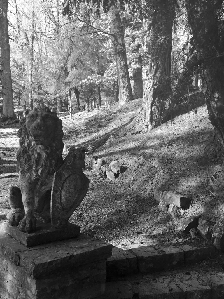 Créer une déco Zen dans son jardin! 20 idées inspirantes… - The lion with coat of arms marks the driveway to the Villa and the belt walk around the pa