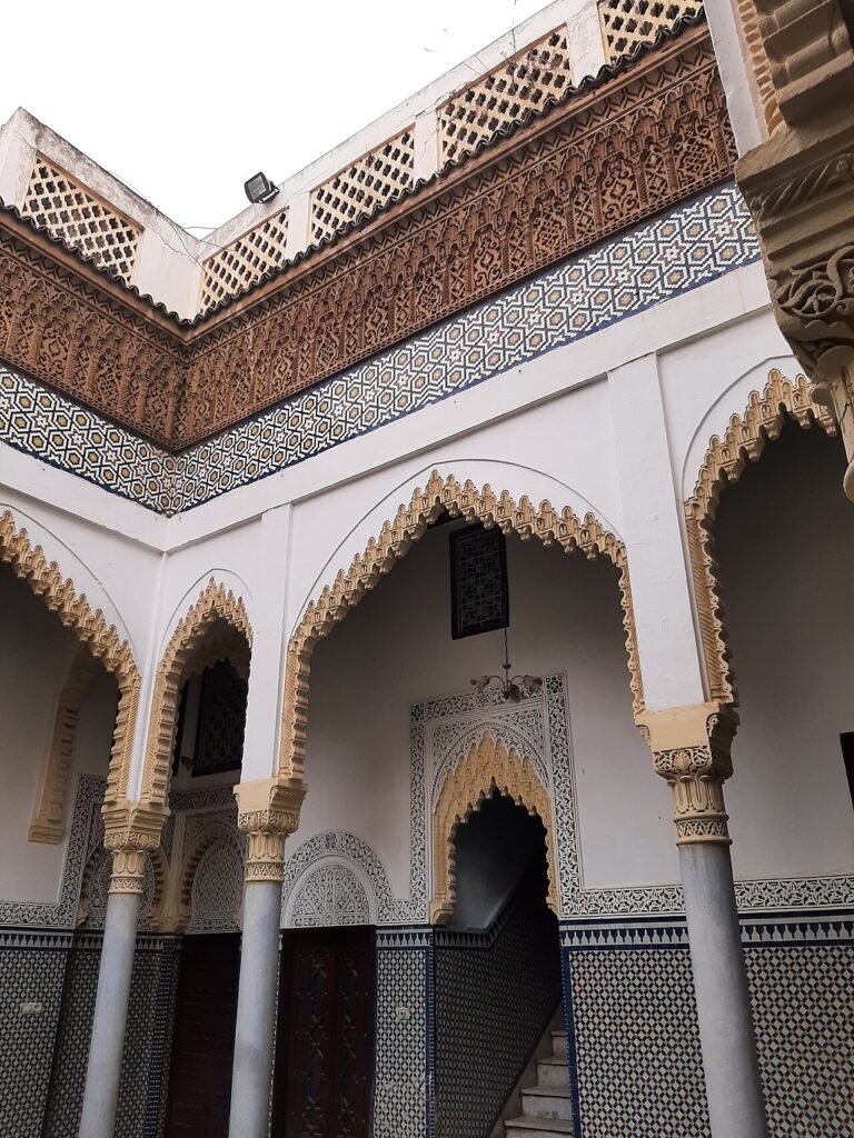 Terrasse et pare - Patio de la grande demeure Zouaoui dans la médina de Salé (Maroc)