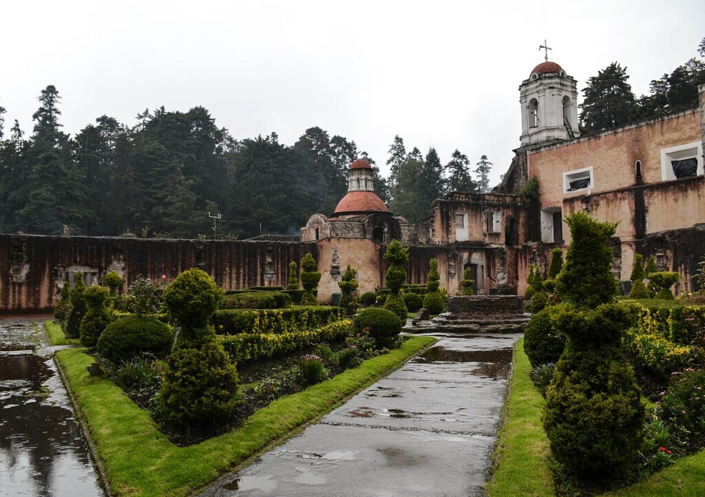 Aménagement jardin en pente - En esta fotografía uno puede observar uno de los patios que posee el ex Convento del Desierto de los Leones. A pesar del