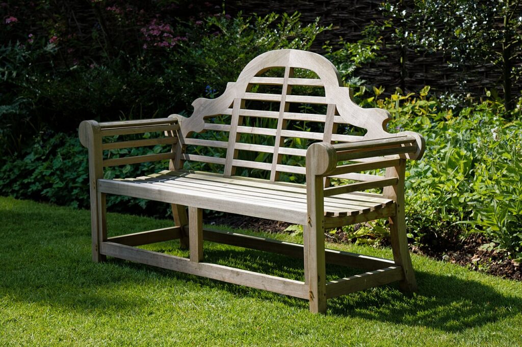 Voici 20 magnifiques déco en bois de palettes! Laissez - A Thakeham Bench, also known as the Lutyens Bench or Seat, at Paycocke's House and Garden, Co