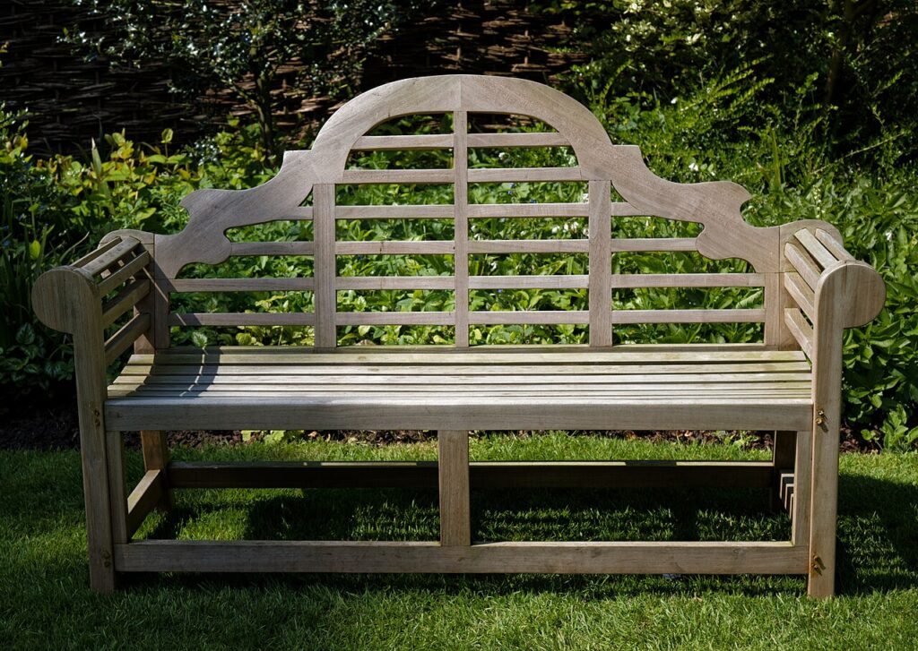 20 créations en palettes pour votre jardin! Laissez - A Thakeham Bench, also known as the Lutyens Bench or Seat, at Paycocke's House and Garden, Cogge