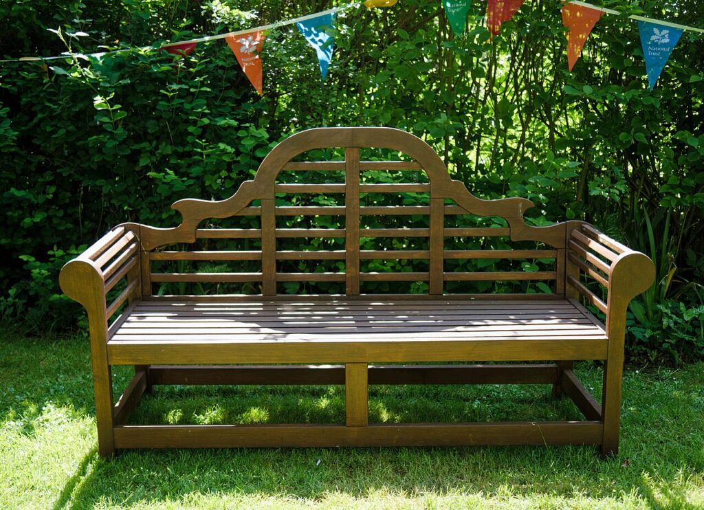 De délicieux fruits à portée de main sur votre balcon et votre terrasse avec ces arbres révolutionnaires - A Thakeham Bench, also known as the Lutyens