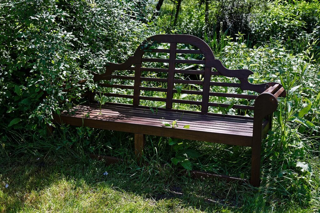 Fabriquer un bureau avec des palettes! 20 idées pour vous inspirer… - A Thakeham Bench, also known as the Lutyens Bench or Seat, at Paycocke's House a