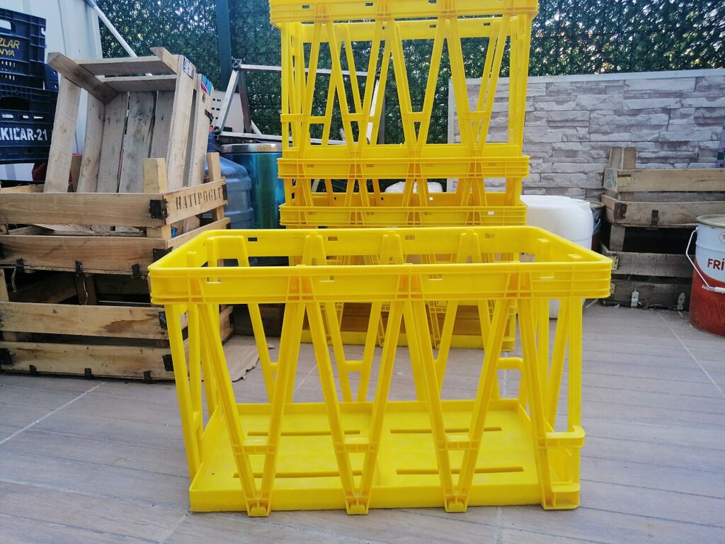Des caisses en bois pour décorer un mur - Plastik sarı yumurta kasası
