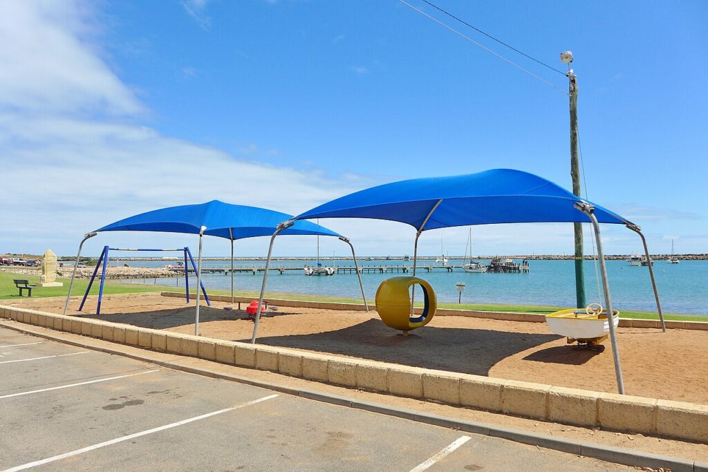 Créer une zone d’ombre dans le jardin ou sur la terrasse avec un voile d’ombrage - View of a waterfront playground on Point Leander Drive, Port Deniso