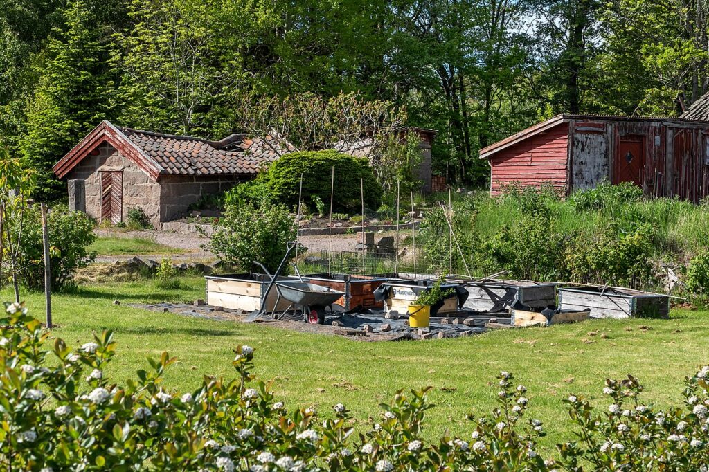 Utiliser des palettes pour décorer le jardin - Preparing raised flower-beds in a garden next to Myrstigen trail, Brastad, Lysekil Municipality, Sweden
