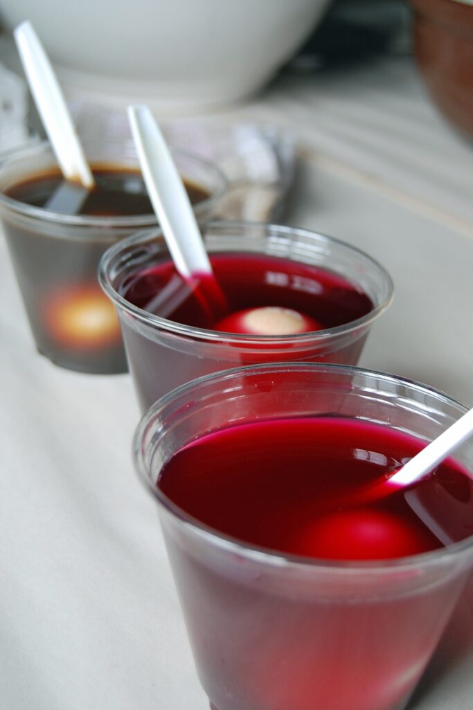 Recyclage créatif des boites à oeufs! Voici 20 idées pour vous inspirer… - VSP SK Crafting. Dyeing easter eggs. Easter traditions. Lots of egg colors 