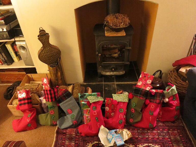 La déco cheminée pour Noël: 13 idées pour s’inspirer