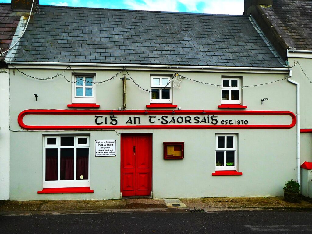 Récupérer les pièces d’un puzzle pour créer des décorations uniques - Irish-language pub sign in Ballyferriter, using the Gaelic script, where 'Tig' m