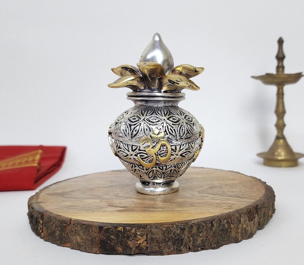 Une table de nuit originale! 20 idées pour vous inspirer… - A handcrafted silver and gold-plated Kalash idol, traditionally used in Hindu home temples