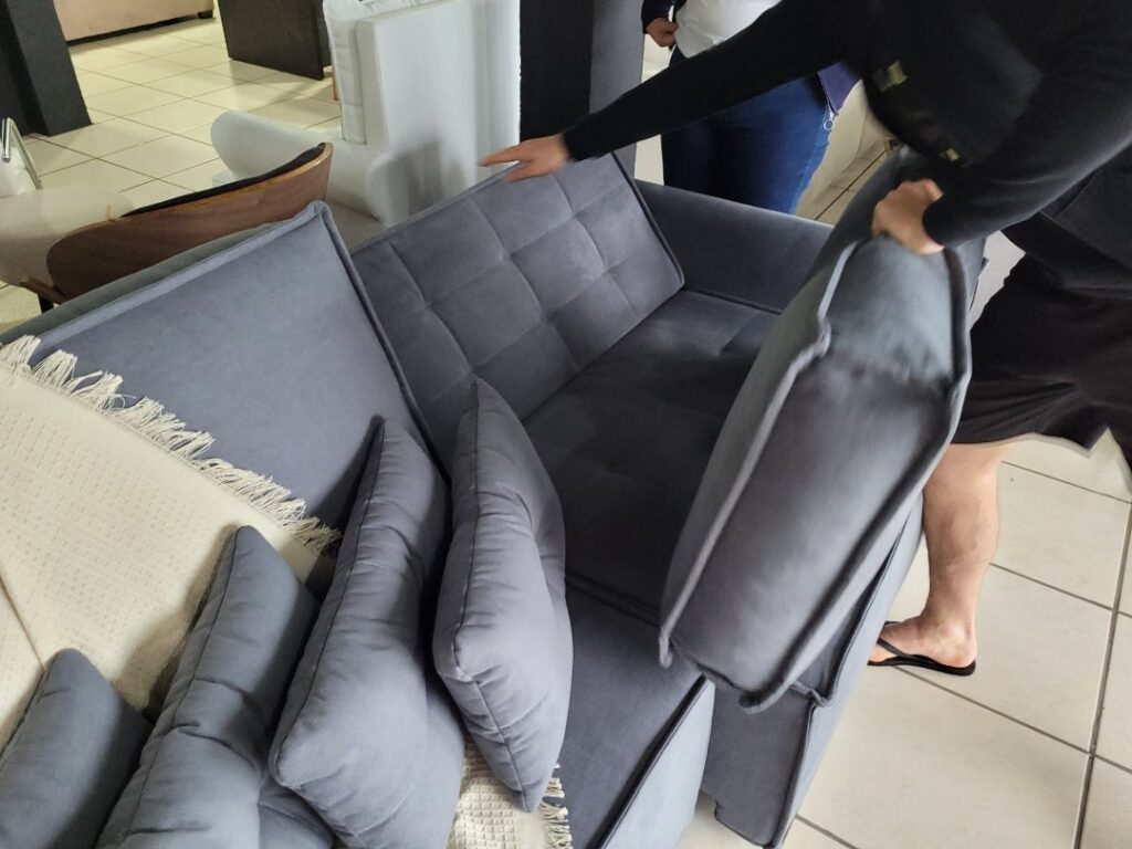 IKEA présente un canapé révolutionnaire qui se ferme comme un sac - O mesmo da foto anterior, com um dos encostos removidos, revelando a parte que se