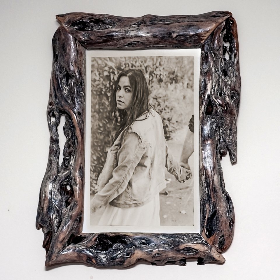 Des rideaux style shabby dans la chambre à coucher - Unusual picture frame made from diamond willow wood
