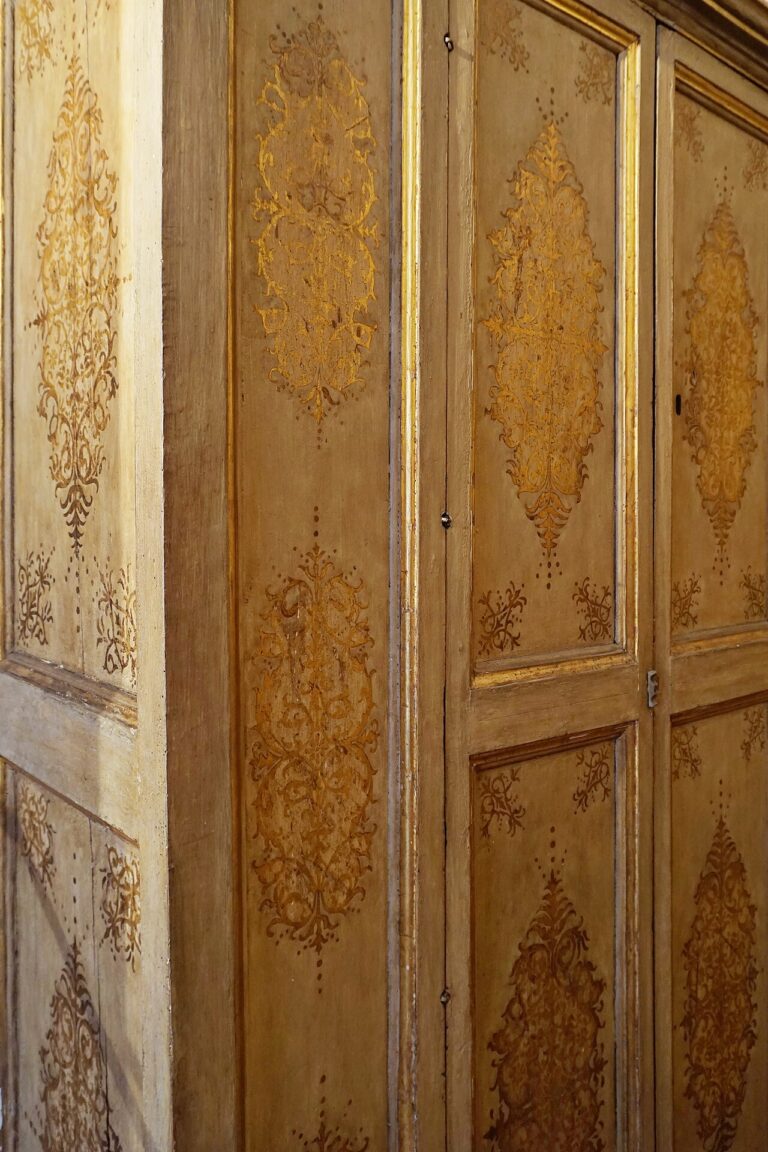 Relooker un meuble avec du papier peint! Voici 20 idées pour vous inspirer…