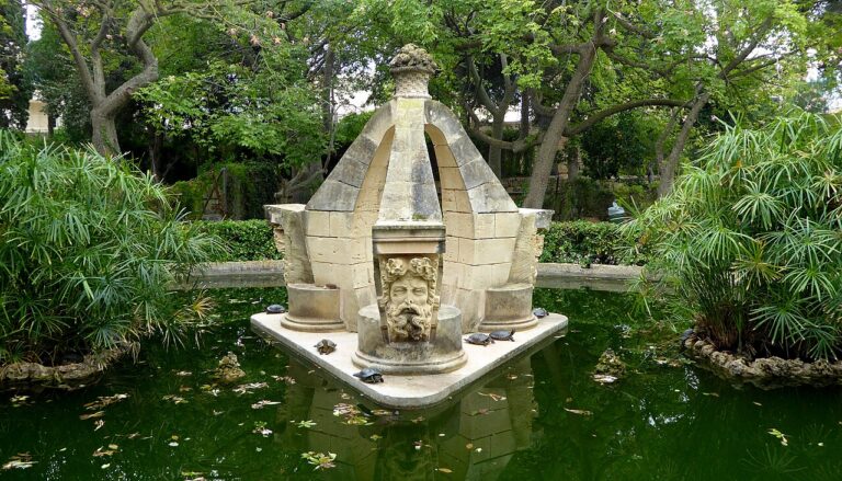 Choisir la bonne fontaine en pierre pour embellir le jardin: 10 idées pour s’inspirer