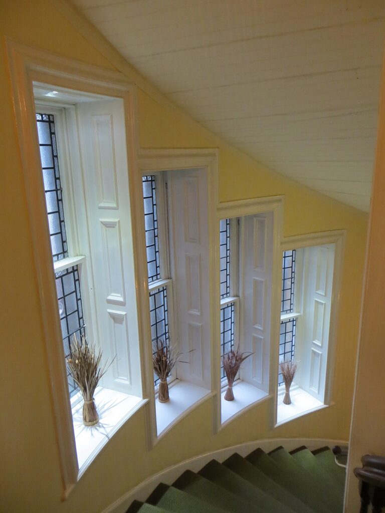 10 solutions de rangement IKEA pour maximiser l’espace de votre petit intérieur - Lovely stepped windows in the Royal Hotel, Oban.