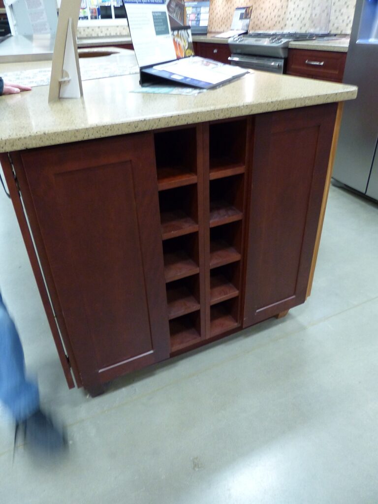 En récupérant quelques ustensiles de cuisine, on peut créer des objets design originaux pour la maison - Seen in a Lowe's home improvement store in Ne