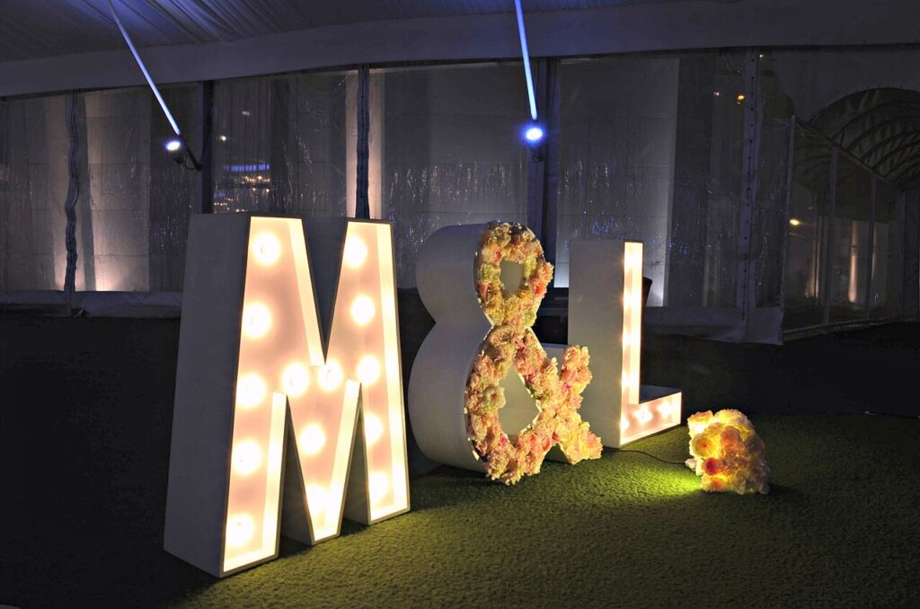 Décorer avec des fleurs séchées - Lighted sign M&L